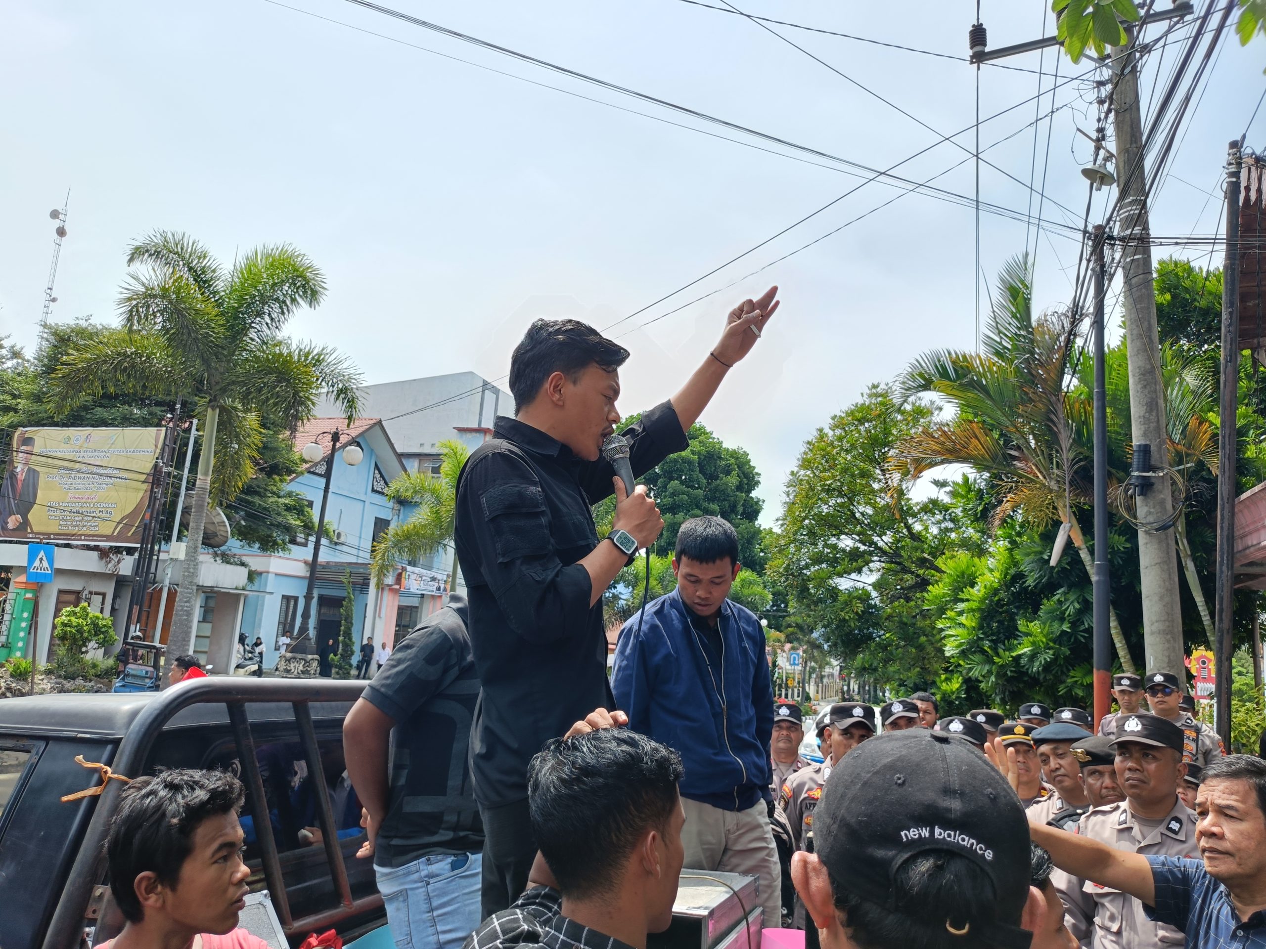 Koordinator Aksi menyampaikan orasi di depan kantor DPRK Aceh Tengah 