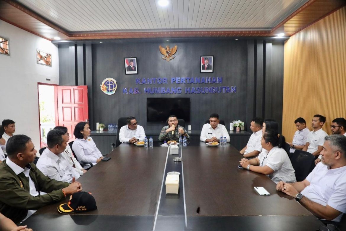 Kunjungi Kantah Kabupaten Humbang Hasundutan, Wamen Ossy Tekankan Pentingnya Akurasi Data Pertanahan